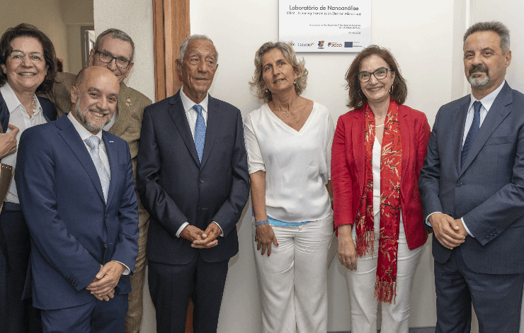 Da esquerda para a direita: Presidente da CCDR LVT, Maria Teresa Mourão de Almeida, Diretor da NOVA FCT, José Júlio Alferes, Diretor do Cenimat, Rodrigo Martins, Presidente da República, Marcelo Rebelo de Sousa, Ministra da Coesão Territorial, Ana Abrunhosa, Ministra da Ciência, Tecnologia e Ensino Superior, Elvira Fortunato, Reitor da NOVA, João Sàágua