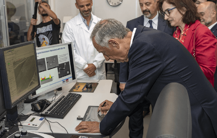 Assinatura do Presidente da República  numa folha de papel utilizando o feixe de iões do microscópio eletrónico varrimento instalado no Laboratório de Nanofabricação do CENIMAT. Ver resultado aqui.