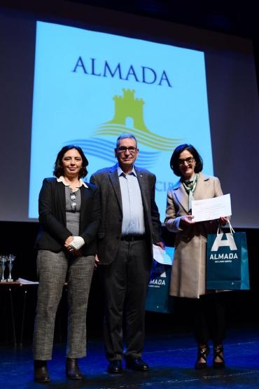 Professora Elvira Fortunato e Professor Rodrigo Martins receberam Menção Honrosa