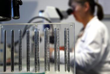 Cientistas medem tamanho do núcleo do hélio com “precisão sem precedentes”